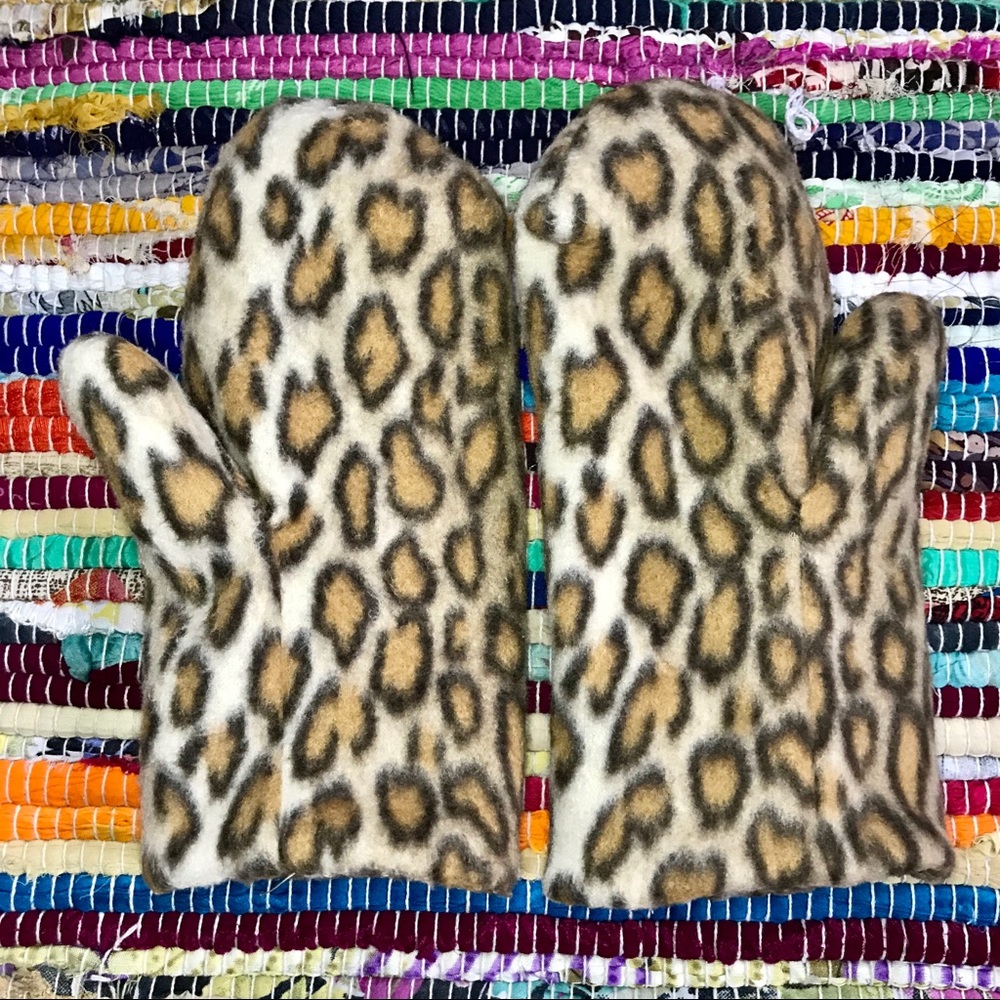 Leopard print mittens